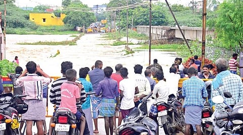 திருநெல்வேலி கருப்பந்துறையில் பாலத்தை மூழ்கடித்து சென்ற வெள்ளத்தை பார்க்கும் மக்கள் | படங்கள்: மு. லெட்சுமி அருண்.