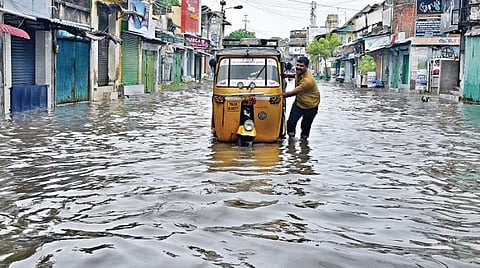 மழை நீரில் மூழ்கியுள்ள தூத்துக்குடி கிரேட் காட்டன் சாலை. படங்கள்: என்.ராஜேஷ்