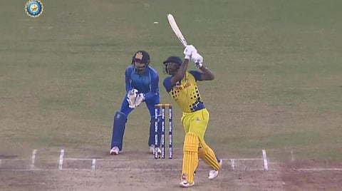 அபாரமாக விளையாடிய தமிழக வீரர் விஜய் சங்கர் : படம் உதவி ட்விட்டர்