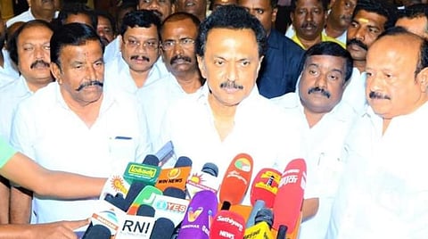 செய்தியாளர்களுக்கு ஸ்டாலின் பேட்டியளித்த போது