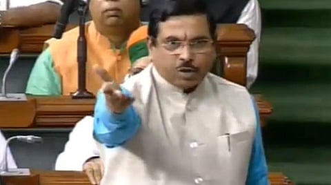 மக்களவையில் மத்திய அமைச்சர் பரிகலாத் ஜோஷி  பேசிய காட்சி : படம் ஏஎன்ஐ