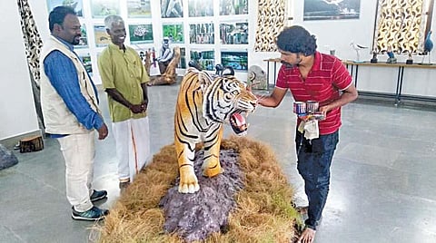 புதுச்சேரி கைவினை கிராமத்தில் பல்லுயிர் பாதுகாப்பை வலியுறுத்தி சிலைகள் வடிவமைப்பு: ரூ. 2.5 லட்சத்துக்கு விலை கேட்கப்படும் புலி சிற்பம்