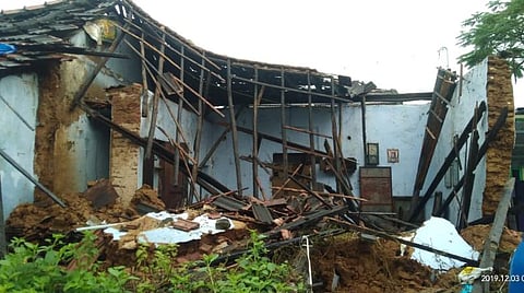 நெல்லையில் கனமழை காரணமாக இரண்டு வீடுகள் இடிந்து விழுந்து விபத்து: இருவர் காயம்