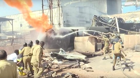 சூடான் செராமிக் தொழிற்சாலையில் ஏற்பட்ட வெடி விபத்தால் ஏற்பட்ட தீயை அணைக்க முற்படும் மீட்புப் பணியாளர்கள்.