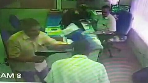 இடைத்தரகர் குணபாலனை தூப்பாக்கியை காட்டி மிரட்டுகிறார் வெற்றிவேலன்