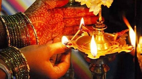 கலைமகள், திருமகள், மலைமகள்... தீப மகிமை!   - இரண்டு திரி சேர்த்து விளக்கேற்றினால் தம்பதி ஒற்றுமை