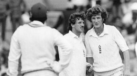 6 பவுண்டரி ஓவரின் போது பாப் விலிஸ், இயன் போத்தம் ஆலோசனை, பேட்ஸ்மென் சந்தீப் பாட்டீல். | தி இந்து ஆர்கைவ்ஸ்