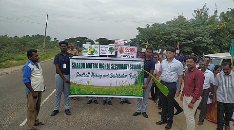விளாத்திகுளம் பள்ளியில் மரம் வளர்ப்பு குறித்து விழிப்புணர்வு பேரணி