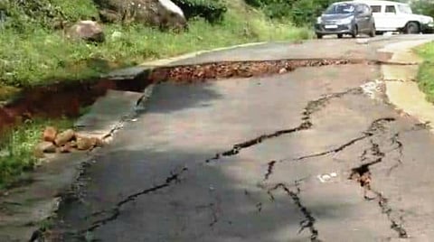 பூமி உள்வாங்கியதால் பிளவுற்ற சாலை