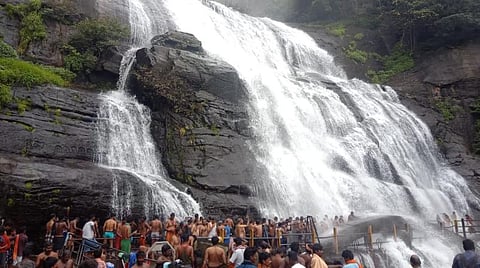 குற்றால அருவிகளில் ஆர்ப்பரித்துக் கொட்டும் தண்ணீர்: அலைமோதும் ஐயப்ப பக்தர்கள் கூட்டம்