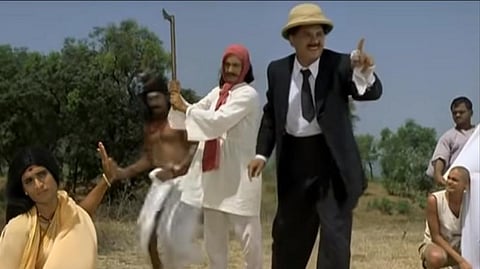 ஹரிச்சந்திராச்சி பேக்டரி திரைப்படத்தில் 'பால்கே' கதாபாத்திரம் ஏற்று நடிக்கும் நந்து மகாதேவ் டைரக்‌ஷனில் ஈடுபடும் காட்சி