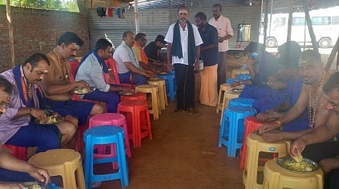 இருமுடிகட்டி வரும் ஐயப்ப பக்தர்களுக்கு 24 மணி நேரமும் அன்னதானம்: தேனி விவசாயிகளின் வித்தியாசமான சேவை