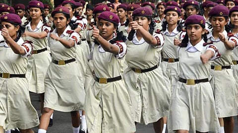 அனைத்து சைனிக் பள்ளிகளிலும் மாணவிகளுக்கு 10% இட ஒதுக்கீடு: மத்திய அரசு