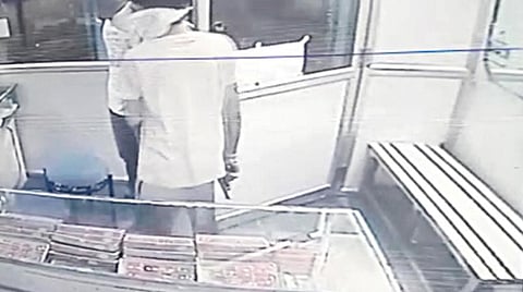 அடகு கடை உரிமையாளரை மிரட்டி கொள்ளை முயற்சி; துப்பாக்கி புழக்கம் அதிகரிப்பு: அச்சத்தில் புறநகர் பகுதி மக்கள்