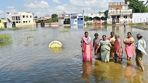 தூத்துக்குடியில் மிதக்கும் குடியிருப்புகள்: தொடரும் மக்களின் சாலை மறியல் போராட்டம்