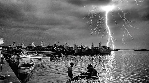 பேசும் படம்: கரிப்புக் கரையோரம்!