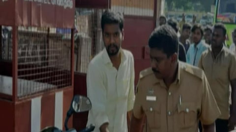 ஓடும் பேருந்தில் பெண்ணுக்கு கட்டாயத்தாலி கட்டிய இளைஞர்: தர்ம அடி கொடுத்த பயணிகள் 