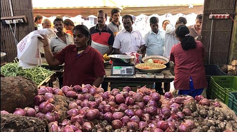 கடலூர் பான்பரி மார்க்கெட்டில் 100 ரூபாய்க்கு 4 கிலோ வெங்காயம்: பொதுமக்கள் போட்டி போட்டு வாங்கினர்