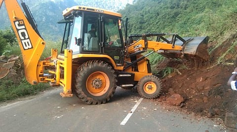 போடிமெட்டில் நள்ளிரவில் மண்சரிவு: பனியில் தவித்த சுற்றுலா பயணிகள்