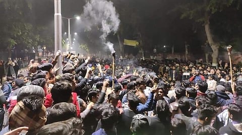 அலிகர் முஸ்லி பல்கலைகழக மாணவர்களும் நேற்று முதல் குடியுரிமை மசோதாவை எதிர்த்து போராட்டத்தில் குதித்துள்ளனர்.