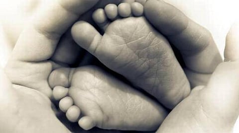 இருசக்கர வாகன சீட்டில் விழுந்ததால் ஐந்தாவது மாடியில் இருந்து விழுந்த எட்டு மாத குழந்தை உயிர் தப்பியது