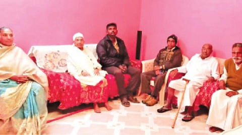 தொப்புள் கொடி உறவுகள் கைவிட்டதால் பரிதவித்த தாய்: கோட்டாட்சியர் எச்சரிக்கையால் பராமரிக்க முன் வந்த மகன்கள்