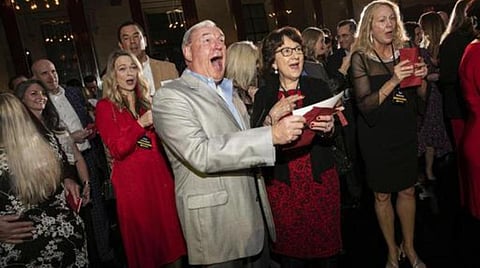 மகிழ்ச்சிக்கடலில் ரியல் எஸ்டேட் அமெரிக்க நிறுவன ஊழியர்கள். | ஏ.பி.