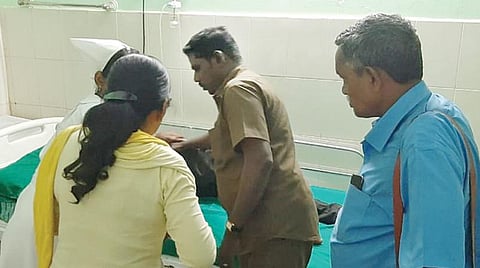 பஸ்ஸில் வலிப்பு ஏற்பட்டு பாதித்த இளைஞரை சிகிச்சைக்குச் சேர்த்த ஓட்டுநர் பாண்டியன். நடத்துநர் மைக்கேல்.