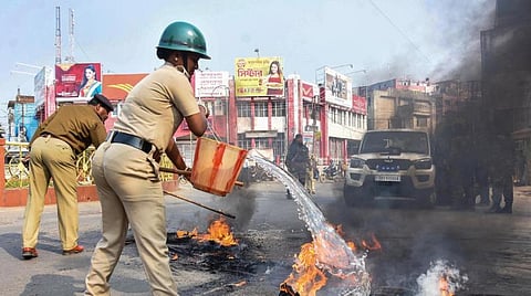 நாடாளுமன்றத்தில் நிறைவேற்றப்பட்ட குடியுரிமை திருத்த மசோதாவுக்கு எதிராக கலவரம்; அசாமில் துப்பாக்கிச் சூட்டில் 3 பேர் மரணம்: குவாஹாட்டியில் ஊரடங்கு அமல்- ராணுவம் குவிப்பு; அமைதி காக்க பிரதமர் நரேந்திர மோடி வேண்டுகோள்