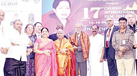 17-வது சென்னை சர்வதேச திரைப்பட விழாவை செய்தி மற்றும் விளம்பரத் துறை அமைச்சர் கடம்பூர் ராஜூ நேற்று தொடங்கிவைத்து, நடிகர் சாருஹாசனுக்கு வாழ்நாள் சாதனையாளர் விருது வழங்கினார். விழாவில், நடிகை சச்சு, இயக்குநர்கள் பாக்யராஜ், ஆர்.வி.உதயகுமார், பார்த்திபன், மனோபாலா உள்ளிட்ட திரைத் துறையினர் கலந்து கொண்டனர். படம்: ம.பிரபு