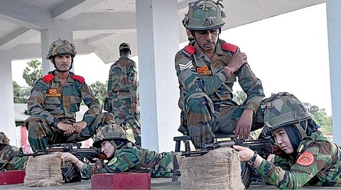 ஆப்கானிஸ்தான் நாட்டு பெண் ராணுவ அதிகாரிகள் 20 பேருக்கு சென்னை ராணுவ அதிகாரிகள் பயிற்சி மையத்தில் பல்வேறு ராணுவ பயிற்சிகள் வழங்கப்பட்டன. அதில் நேற்று துப்பாக்கி சுடும் பயிற்சியில் ஈடுபட்ட ஆப்கானிஸ்தான் பெண் ராணுவ அதிகாரிகள். படம்: எம்.முத்துகணேஷ்