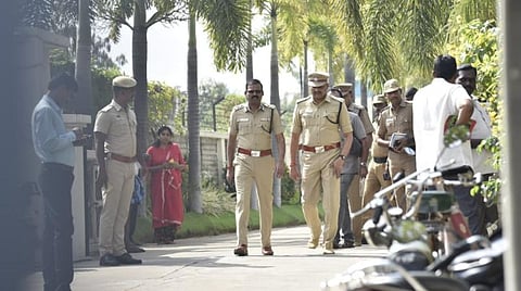 கொள்ளை நடைபெற்ற வீட்டில் போலீஸார் விசாரணை