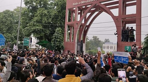 குடியுரிமைச் சட்டத்தை எதிர்த்து போராட்டம்: ஜாமியா மில்லியா பல்கலைகழக மாணவர்கள்-போலீஸார் மோதல்: தடியடி, கண்ணீர்புகை வீச்சு