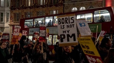 பிரிட்டன் தேர்தல் வெற்றி: போரிஸ் ஜான்சனுக்கு எதிராக மக்கள் ஆர்ப்பாட்டம்
