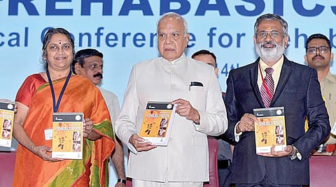 தமிழ்நாடு டாக்டர் எம்ஜிஆர் மருத்துவ பல்கலைக்கழகத்தில் நேற்று நடைபெற்ற ‘ரிஹாபேஸிக்ஸ்’ என்ற மருத்துவ கருத்தரங்கில் ‘டெக்ஸ் புக் ஆஃப் ரிஹாபிலிட்டேஷன்’ என்ற நூலை தமிழக ஆளுநர் பன்வாரிலால் புரோஹித் வெளியிட்டார். நிகழ்ச்சியில் பாரதிய வித்யா பவன் சென்னை கேந்திர இயக்குநர் கே.என்.ராமசாமி, தமிழ்நாடு டாக்டர் எம்ஜிஆர் பல்கலைக்கழக துணைவேந்தர் டாக்டர் சுதா சேஷய்யன், ஃப்ரீடம் டிரஸ்ட் நிறுவனர் மற்றும் நிர்வாக அறங்காவலர் டாக்டர் சுந்தர், ஓய்வுபெற்ற ஐஏஎஸ் அதிகாரி ஈ.என்.மூர்த்தி உள்ளிட்டோர் பங்கேற்றனர். படம்: பு.க.பிரவீன்