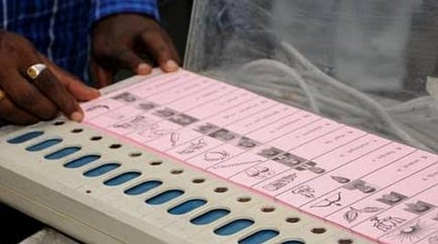 திருவாரூரில் வாக்காளர் பட்டியலைக் கிழித்து கழிவறையில் வீசியதால் பரபரப்பு