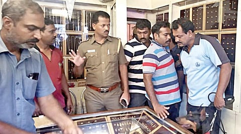 குமரி மாவட்டம் மார்த்தாண்டத்தில் நகைக்கடை பூட்டை உடைத்து 140 பவுன் கொள்ளை: ஹெல்மெட் அணிந்து புகுந்த மர்ம நபர் கைவரிசை