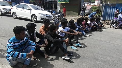 கொடைக்கானலில் இலவச மடிக்கணினி வழங்கக்கோரி முன்னாள் மாணவர்கள் மறியல்