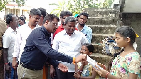 மொழுகம்பூண்டி கிராமத்தில் ஆய்வு செய்த ஆட்சியர் கந்தசாமி, மாணவர்களின் வாசிப்புத் திறனைக் கேட்டறிந்தார்.