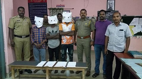 மதுவுக்கு பணம் கேட்டதால் மதுபானக் கடையில் நாட்டு வெடிகுண்டு வீசிய ரவுடிகள்