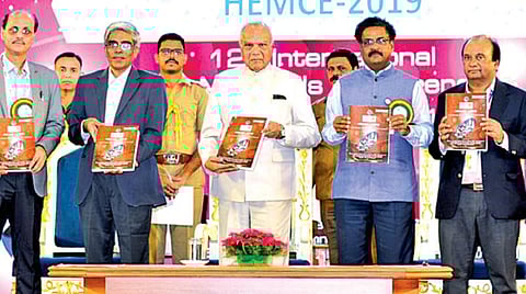 எரிசக்தி பொருட்கள் தொடர்பான 12-வது சர்வதேச கருத்தரங்கு மற்றும் கண்காட்சி கிண்டியில் உள்ள ஐஐடி வளாகத்தில் நேற்று தொடங்கியது. நிகழ்ச்சியை தமிழக ஆளுநர் பன்வாரிலால் புரோஹித் தொடங்கி வைத்து விழா மலரை வெளியிட்டார். அருகில் (இடமிருந்து) எச்இஎம்சிஇ தலைவர் கே.பி.எஸ். மூர்த்தி, இயக்குநர் எம்.எஸ்.ஆர். பிரசாத், சென்னை ஐஐடி இயக்குநர் பாஸ்கர் ராமமூர்த்தி, சதீஷ் தவான் விண்வெளி ஆராய்ச்சி மையத்தின் இயக்குநர் ஏ.ராஜராஜன், சேர்மன் வி.ரங்கநாதன், ஐஐடி பேராசிரியர் பி.ஏ. ராமகிருஷ்ணா உள்ளிட்டோர் உள்ளனர்.