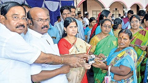 சென்னை ராயபுரத்தில் நேற்று நடந்த நிகழ்ச்சியில், மீன்வளத் துறை அமைச்சர் ஜெயக்குமார் கலந்து கொண்டு பயனாளிகளுக்கு தாலிக்கு தங்கம் வழங்கினார். உடன், சென்னை மாவட்ட ஆட்சியர் சீதாலட்சுமி, முன்னாள் எம்.பி.பாலகங்கா. படம்