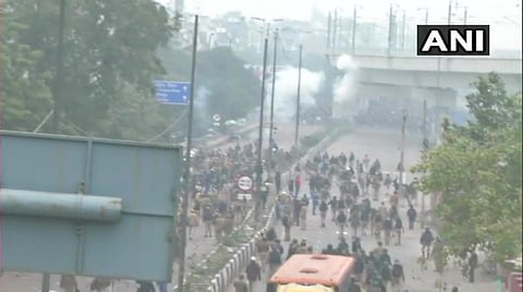 டெல்லியில் மீண்டும் வன்முறை: குடியுரிமைச் சட்டத்திற்கு எதிரான போராட்டத்தில் மோதல் கல்வீச்சு; போலீஸ் தடியடி