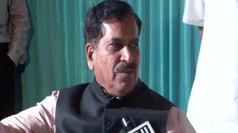 மத்திய ரயில்வே இணையமைச்சர் சுரேஷ் அங்காடி நிருபர்களுக்குப் பேட்டி அளித்த காட்சி | படம்: ஏஎன்ஐ.