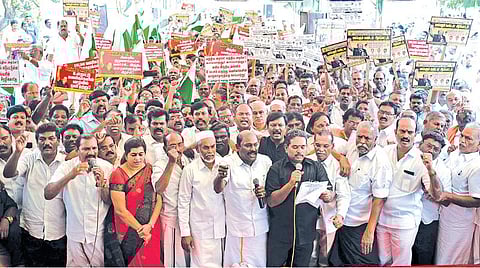 ஆன்லைன் வர்த்தகத்தை தடை செய்யக் கோரி வணிகர் சங்கங்களின் பேரமைப்பு சார்பில், மாநில தலைவர் விக்கிரமராஜா தலைமையில், சென்னை வள்ளுவர் கோட்டத்தில் நேற்று நடைபெற்ற ஆர்ப்பாட்டத்தில் பங்கேற்றோர். படம்: பு.க.பிரவீன்