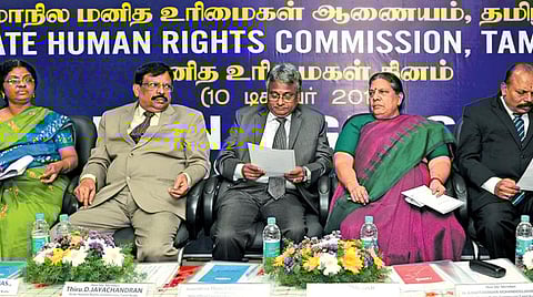 சென்னை ராஜா அண்ணாமலைபுரம் கிரீன்வேஸ் சாலையில் அமைந்துள்ள தமிழ்நாடு மாநில மனித உரிமைகள் ஆணையத்தில் நேற்று நடைபெற்ற தேசிய மனித உரிமைகள் தின விழாவில் (இடமிருந்து) ஆணையத்தின் செயலர் வே.ஷோபனா, உறுப்பினர் டி.ஜெயசந்திரன், தமிழ்நாடு ஆட்சிமொழி ஆணையத்தின் தலைவர் நீதிபதி பி.கலையரசன், தமிழ்நாடு மாநில குழந்தை உரிமைகள் பாதுகாப்பு ஆணையத்தின் தலைவர் எம்.பி.நிர்மலா, மனித உரிமைகள் ஆணையத்தின் உறுப்பினர் ஏ.சி.மோகன்தாஸ், காவல் துறை கண்காணிப்பாளர் எஸ்.செந்தில் குமரன். படம்: பு.க.பிரவீன்.