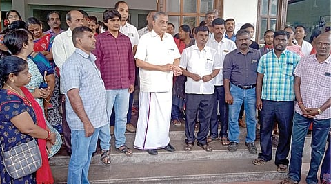 கோவை மக்களவை உறுப்பினர் பி.ஆர். நடராஜன் தலைமையில் ஆட்சியர் அலுவலகத்தில் மனு அளிக்க வந்த ஆசிரியர்கள், பெற்றோர்.படம்: தே.செர்ஜியஸ்