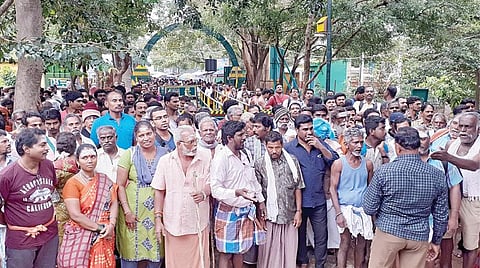 சாரல் மழை காரணமாக சதுரகிரி மலைக்குச் செல்ல அனுமதி மறுக்கப்பட்டதால் அடிவாரப் பகுதியில் வனத் துறையினருடன் வாக்குவாதத்தில் ஈடுபட்ட பக்தர்கள்.