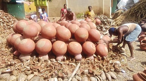 தருமபுரி மாவட்டத்தில் பொங்கல் விழாவுக்காக பானை உற்பத்தி தீவிரம்: மழையும், விழிப்புணர்வும் கைகொடுக்கும் என நம்பிக்கை