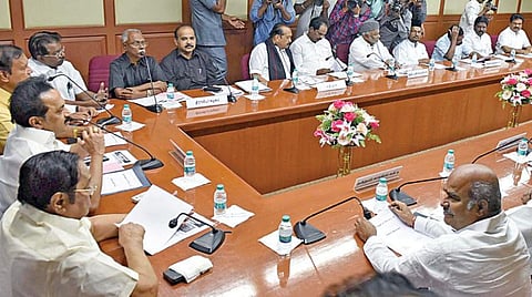 குடியுரிமை திருத்தச் சட்டத்துக்கு எதிராக மேற்கொள்ள வேண்டிய நடவடிக்கைகள் குறித்து ஆலோசிக்க, சென்னை தேனாம்பேட்டையில் உள்ள அண்ணா அறிவாலயத்தில் திமுக கூட்டணி கட்சிகளின் கூட்டம் நேற்று நடந்தது. மு.க.ஸ்டாலின் தலைமையில் நடந்த கூட்டத்தில் பங்கேற்ற கூட்டணி கட்சித் தலைவர்கள்.படம்: ம.பிரபு